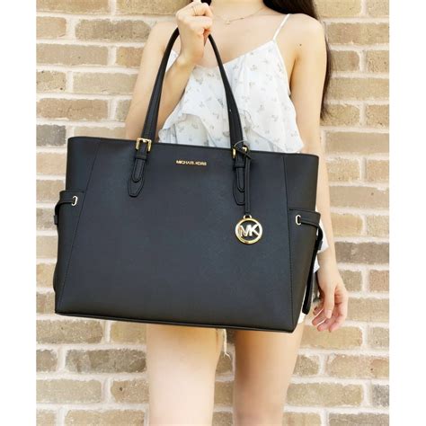 michael kors black tote purse.